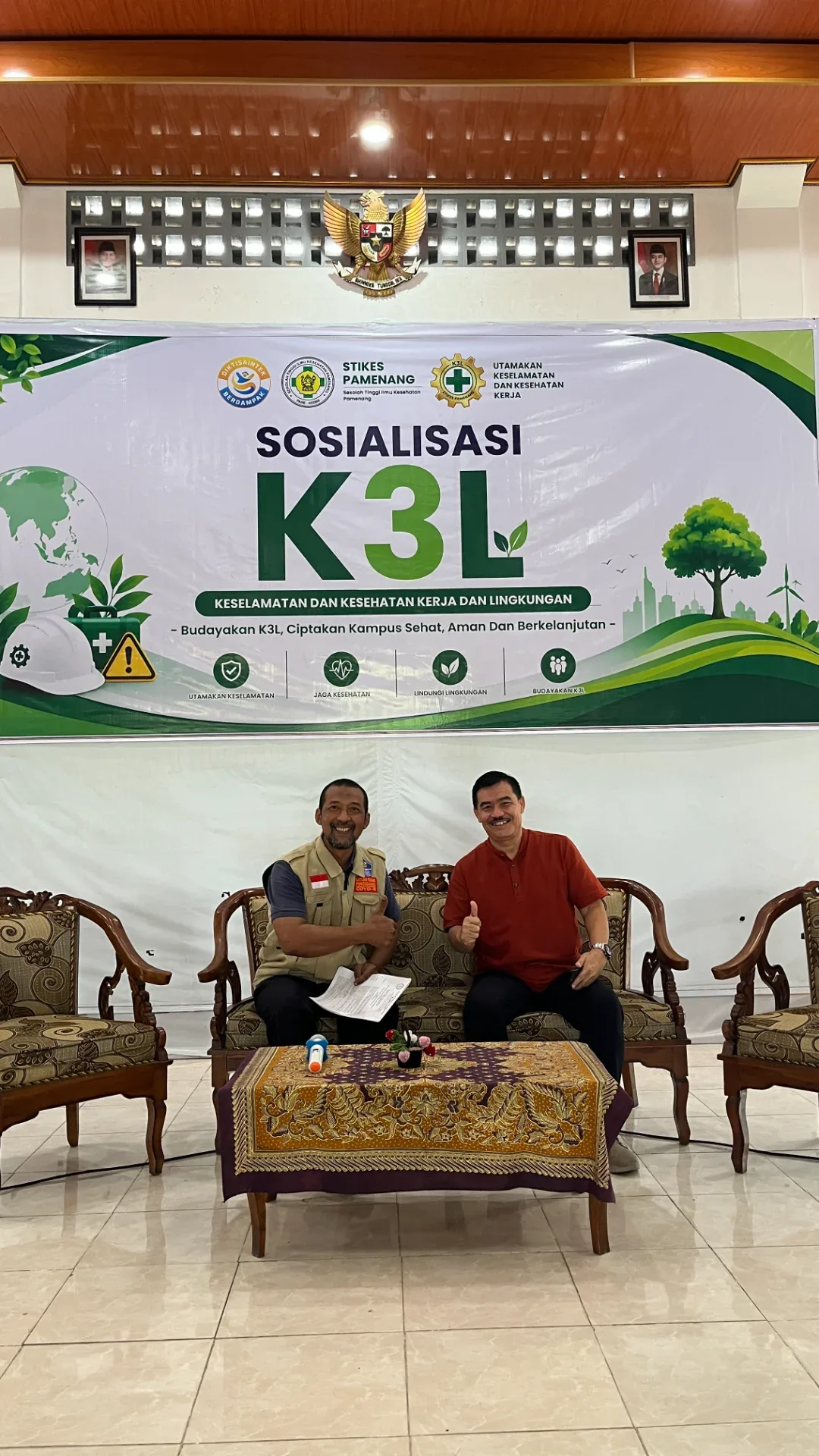 Ketua Stikes Pamenang dan Ketua K3L Stikes Pamenang persiapan sosialisasi K3L di Aula Graha Abiyasa